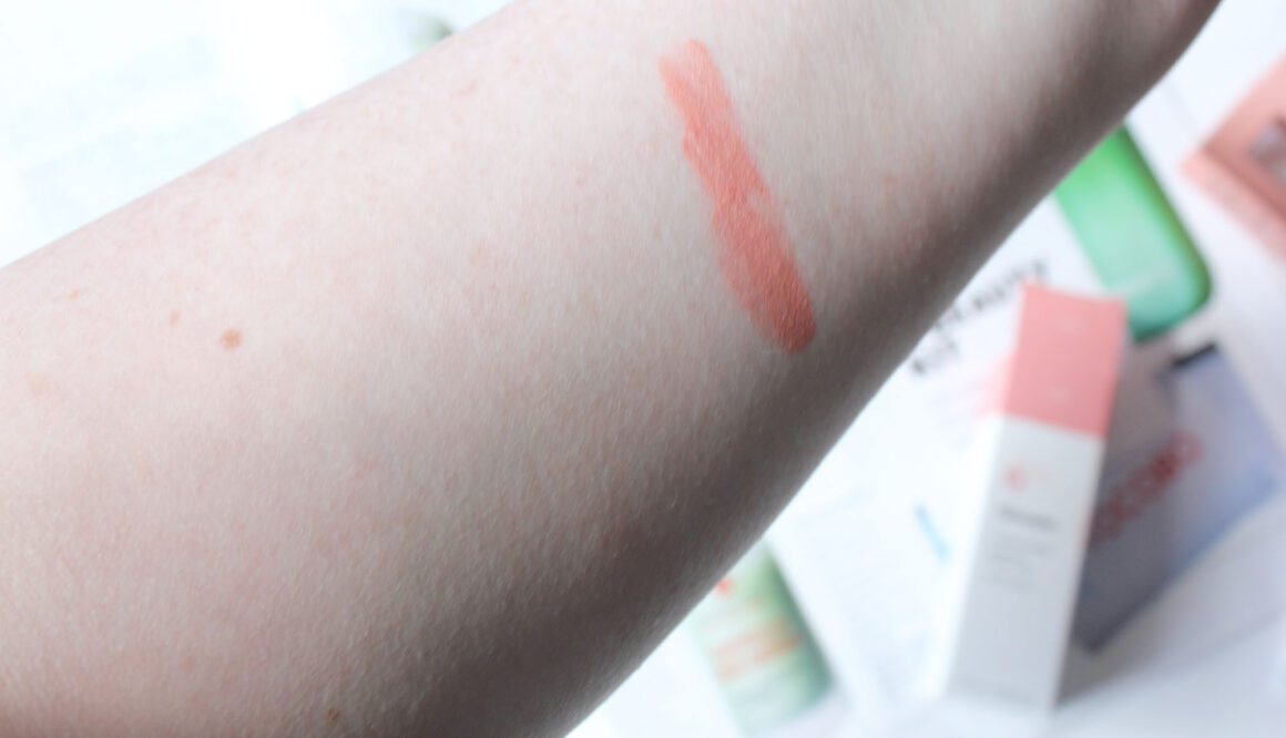 Glossier Cloud Paint in Puff Swatch