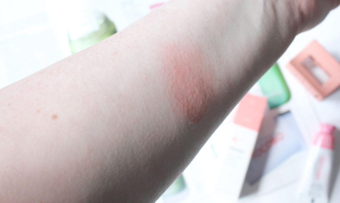 Glossier Cloud Paint in Puff swatch blended out