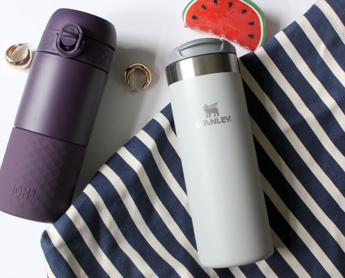 Travel coffee mugs with covered mouthpieces