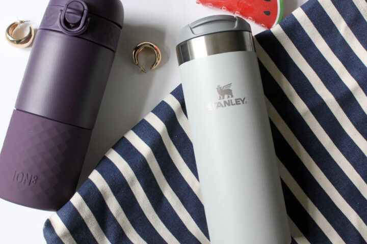 Travel coffee mugs with covered mouthpieces