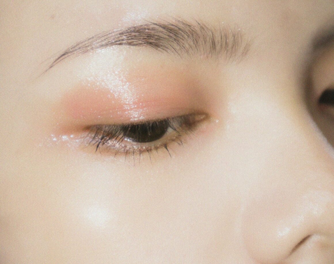 Subtle Glossy or luminous lids